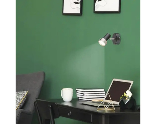 Lumină de perete în birou cu birou și laptop