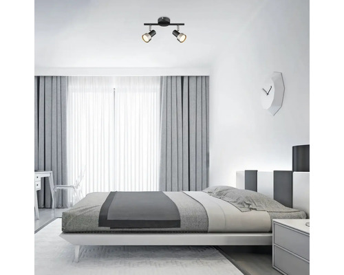 Dormitor cu pat dublu și lampă de tavan cu două spoturi