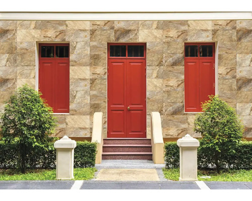 Fațadă cu decor de piatră, ușă și ferestre roșii și plante