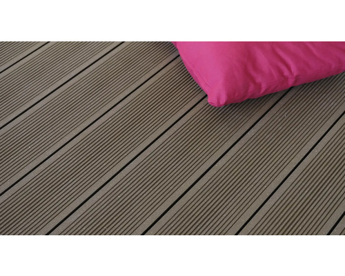 Pardoseală terasă cu structură canelată și pernă