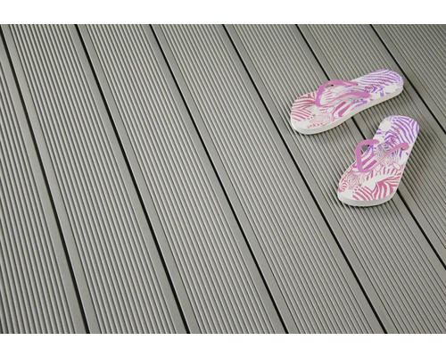 Decking din plastic cu o pereche de sandale