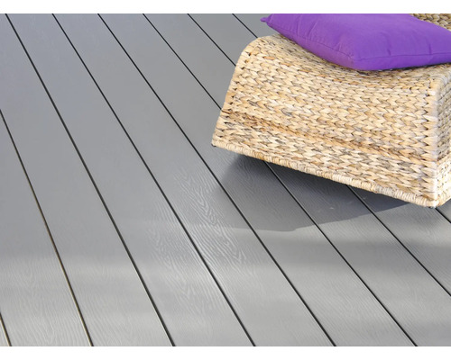 Pardoseală de terasă din material compozit lemnos cu scaun împletit și pernă