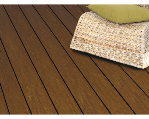 Scânduri de terasă din lemn cu zonă de relaxare și pernă