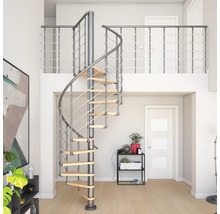 Imagine de interior cu scară spiralată cu balustradă metalică și trepte din lemn.