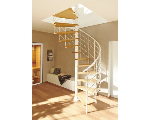 Imagine de cameră cu scară spiralată din lemn și metal care duce la o lucarnă