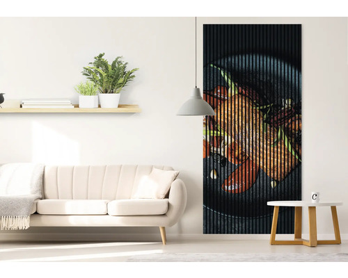 Cameră de zi cu canapea, măsuță laterală, raft cu plante și panou de perete cu motiv alimentar.