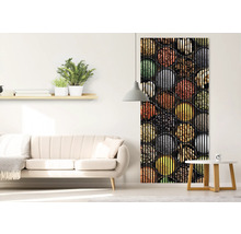 Panou glisant decorativ cu model de condimente într-un living luminos