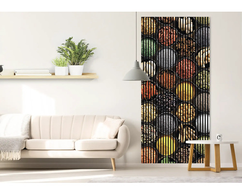 Panou glisant decorativ cu model de condimente într-un living luminos