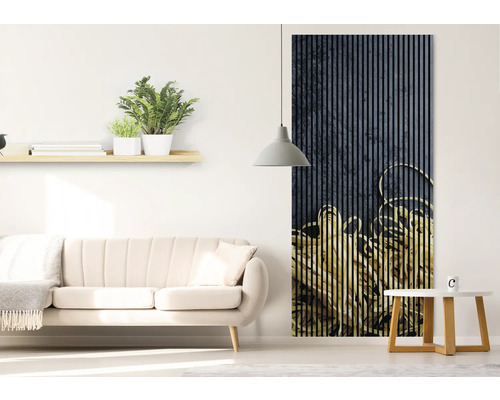 Cameră de zi cu panou de perete cu aspect de dungi, canapea și măsuță laterală