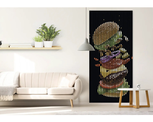 Cameră de zi cu canapea, măsuță laterală și o imagine lamelară cu motiv burger