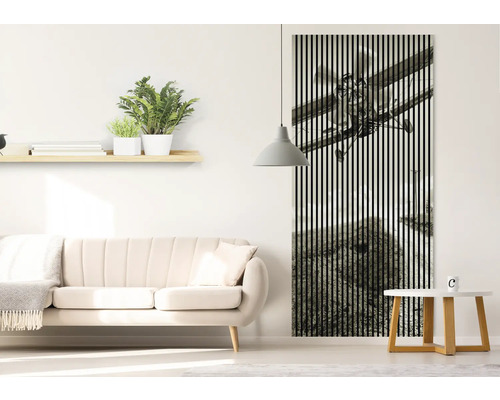 Cameră de zi cu canapea, masă și tablou cu motiv cu avion