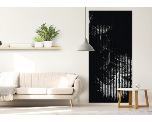 Cameră de zi cu canapea, măsuță laterală, panou de perete și raft pentru plante