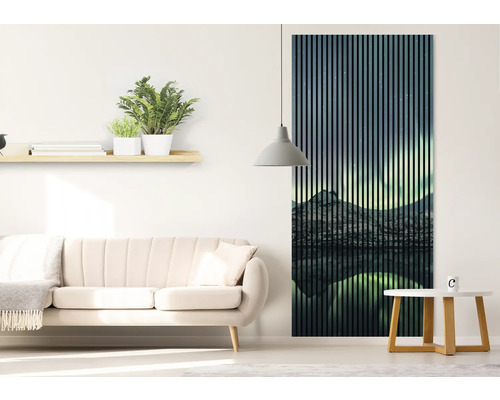 Cameră de zi cu canapea, raft, lampă și panou acustic cu motiv montan