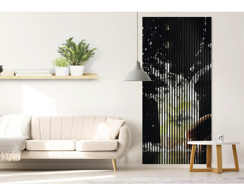 Sufragerie cu canapea, raft cu plante și panou acustic cu motiv acvatic