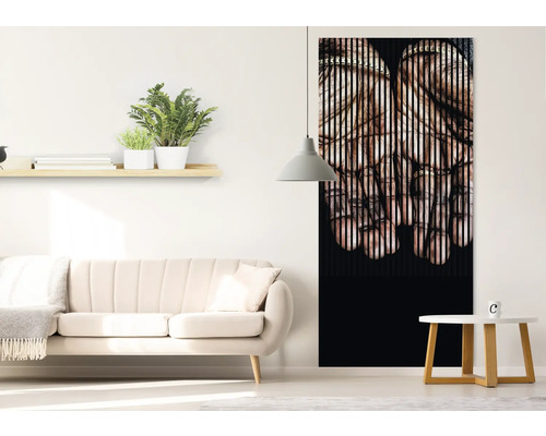 Living modern cu canapea și pictură murală cu motiv de mâini