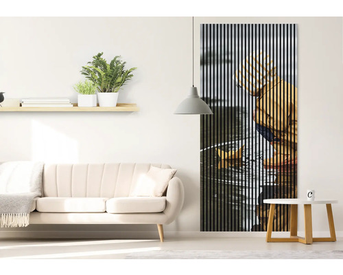 Cameră de zi cu canapea, raft, plante de interior, masă și tablou cu lamele pe perete