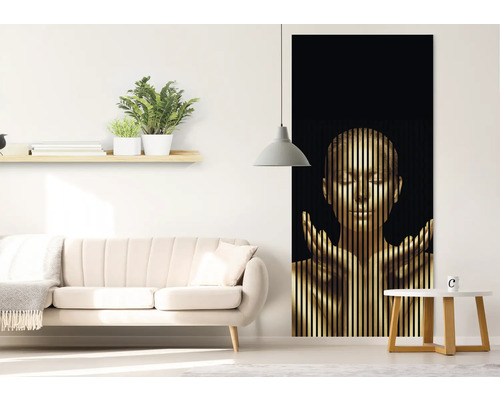 Living cu canapea, raft, plante de interior, lampă și o imagine de perete cu o față de femeie cu dungi verticale