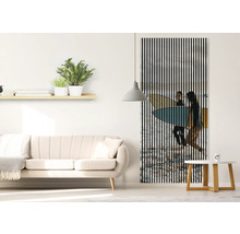 Living cu canapea, masă și decor de perete cu dungi verticale și motiv surf