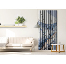 Living cu canapea, măsuță laterală și decor de perete cu dungi verticale