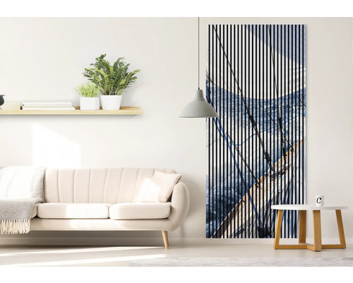 Living cu canapea, măsuță laterală și decor de perete cu dungi verticale