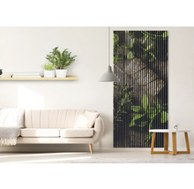 Sufragerie cu canapea, raft de perete cu plante și panou decorativ din lemn