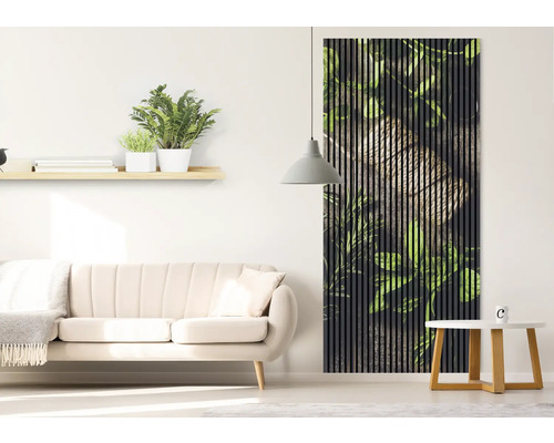 Sufragerie cu canapea, raft de perete cu plante și panou decorativ din lemn