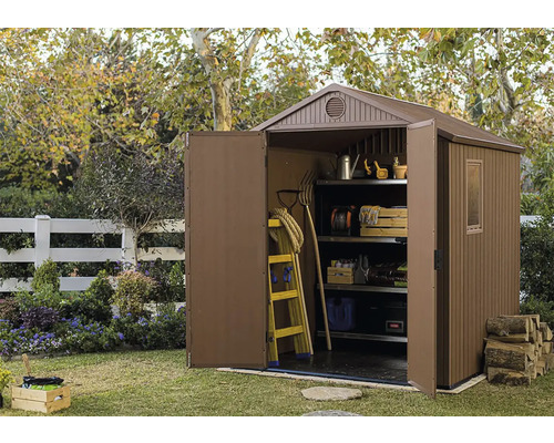 Grădină cu șopron de scule deschis pentru depozitarea uneltelor și echipamentelor de grădină