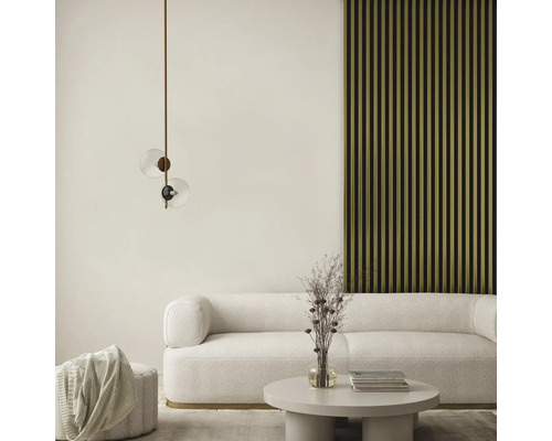 Living cu canapea, măsuță de cafea, taburet, panou de perete și lampă suspendată cu două sfere de sticlă