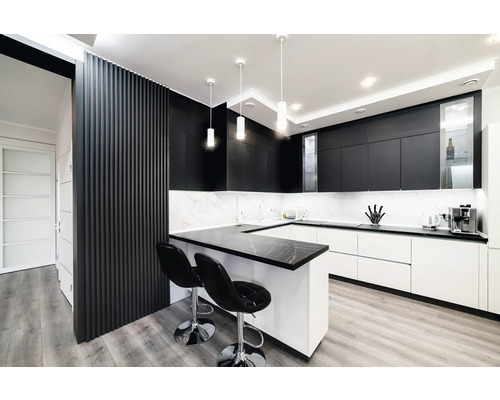 Bucătărie modernă cu dulapuri negre, blat alb și două scaune de bar.