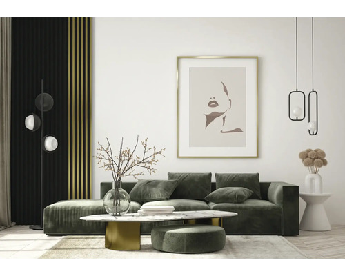 Living cu canapea verde, măsuță de cafea și decor de perete