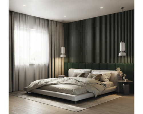 Dormitor cu pat, perdele și panouri de perete