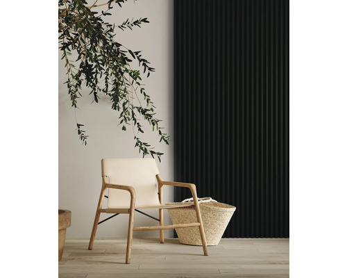 Scaun deschis la culoare din lemn și coș lângă ramura decorativă de măslin