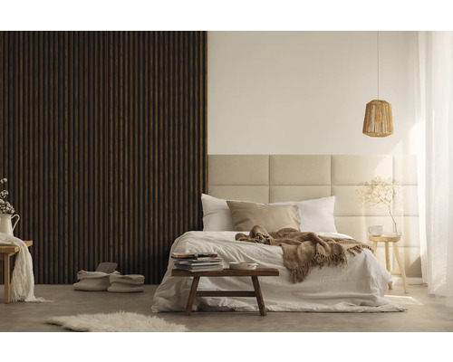 Dormitor cu pat, noptieră și panouri de perete