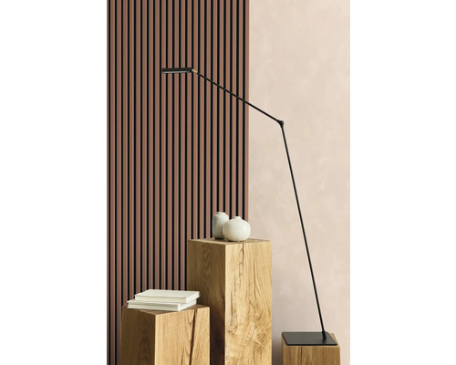 Decor de cameră cu panouri din lemn, lămpi de podea și obiecte decorative pe socluri din lemn