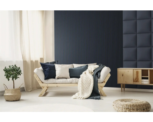 Cameră de zi cu canapea din lemn, perne, pături, panouri din lemn și decorațiuni