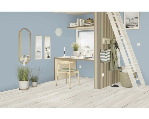 Cameră luminoasă cu pat supraetajat, birou, scară și elemente decorative