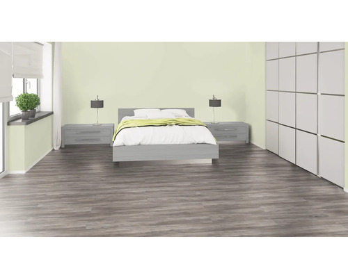 Dormitor cu pat, noptiere, lămpi și dulap