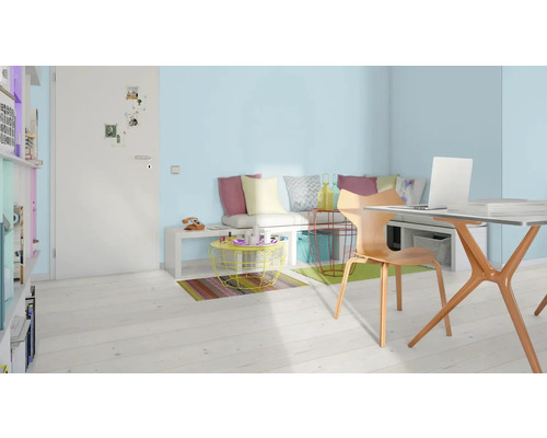 Birou luminos cu birou, scaun și elemente decorative pentru o atmosferă prietenoasă