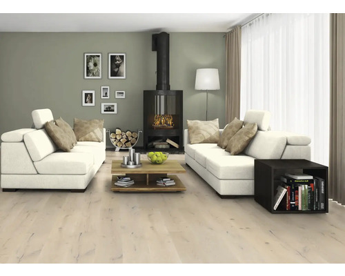 Cameră de zi cu șemineu, canapele și podea din lemn