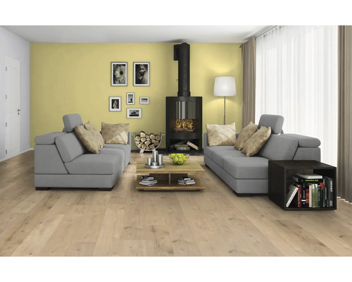 Living luminos cu canapele gri, șemineu și podea din lemn