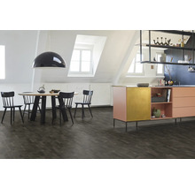 Sufragerie cu podea din lemn cu model herringbone, masă de sufragerie, scaune și chicinetă