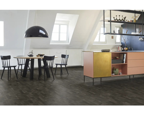 Sufragerie cu podea din lemn cu model herringbone, masă de sufragerie, scaune și chicinetă