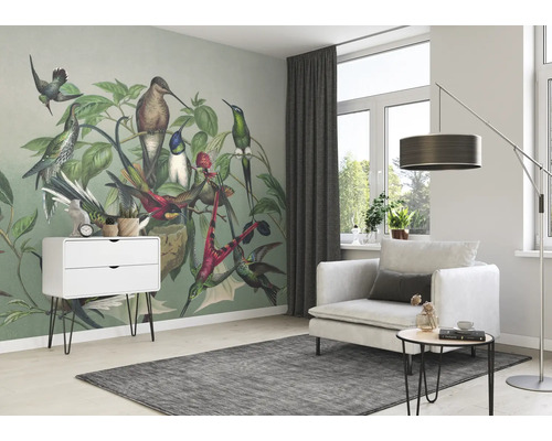 Living cu tapet cu păsări, fotoliu, covor și măsuță laterală
