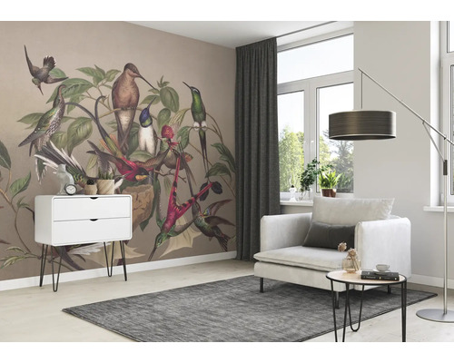 Living cu tapet cu păsări, fotoliu, covor și comodă pentru o atmosferă luminoasă și prietenoasă