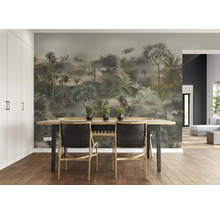 Sufragerie cu fototapet cu motiv junglă, masă de sufragerie și scaune.