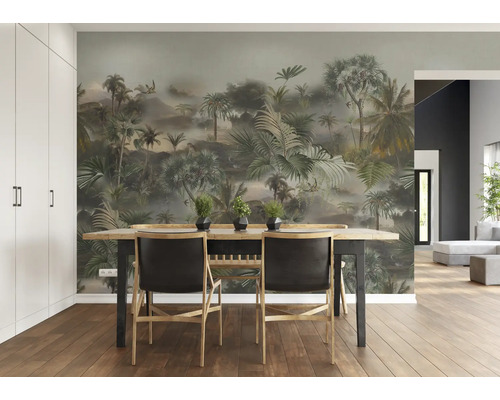 Sufragerie cu tapet cu junglă tropicală, masă din lemn și scaune