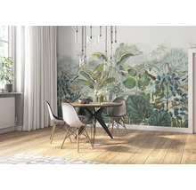 Sufragerie cu o pictură murală cu motive botanice, o masă rotundă și scaune.