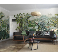 Living cu tapetă junglă, canapea, masă și lampă