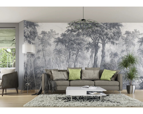 Living cu canapea, măsuță de cafea, lampadar și tapet cu junglă