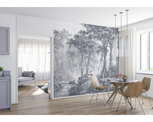 Zonă de luat masa luminoasă, cu fototapet cu junglă, masă și scaune.